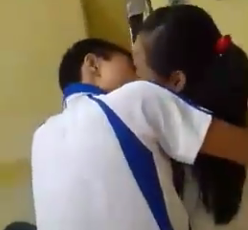 Nụ hôn ngọt ngào của các bạn học sinh sẽ khiến bạn nhớ lại những kỷ niệm xưa của mình. Hãy cùng xem hình ảnh này để đắm mình trong một tình yêu ngọt ngào và ngây ngất.