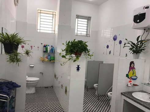 Nhà vệ sinh trường học là nơi vệ sinh rất quan trọng để bảo đảm an toàn và sức khỏe cho học sinh. Với phòng vệ sinh trường mới được trang trí modern và bắt mắt, học sinh sẽ có được trải nghiệm vệ sinh tốt hơn và cảm thấy thoải mái hơn. Hãy xem hình ảnh để cảm nhận được sự sạch đẹp trong phòng vệ sinh trường.