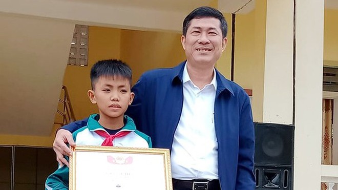 Nghe VietNamNet: Khen thưởng học sinh nhặt được lắc vàng, trả lại người đánh mất