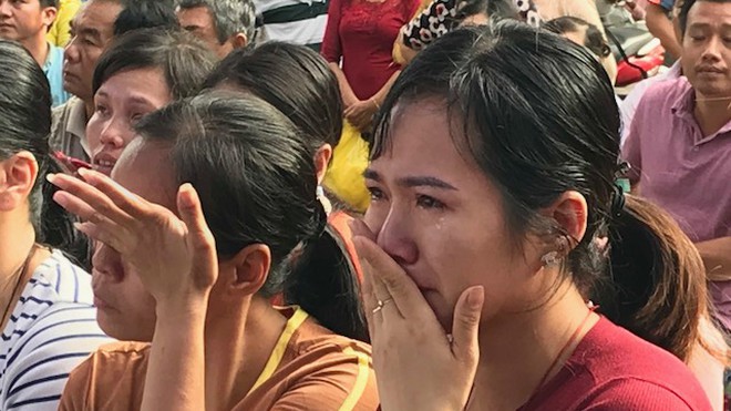 Học sinh nhí dự khai giảng với kim truyền trên tay, cổ