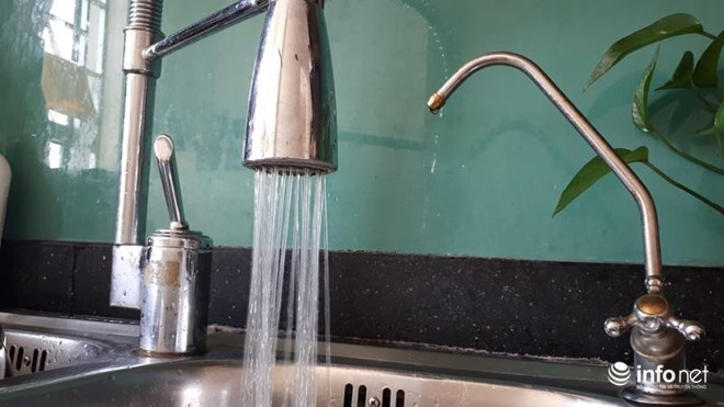 Nước sinh hoạt nồng nặc mùi lạ, hàng ngàn người dân Thủ đô lo lắng
