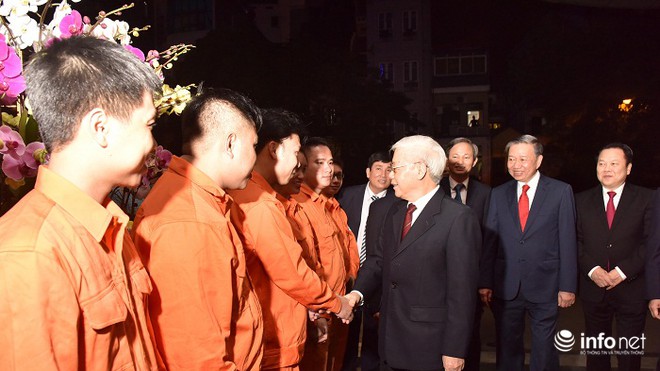 Tổng Bí thư, Chủ tịch nước Nguyễn Phú Trọng thăm công nhân trực đêm giao thừa