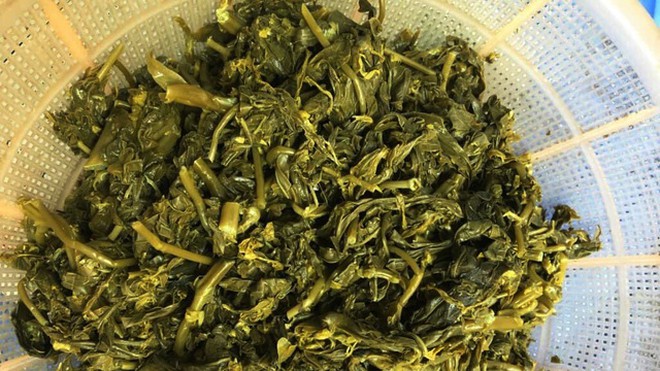 Kiếm tiền triệu mỗi ngày nhờ bán rau sắn muối chua