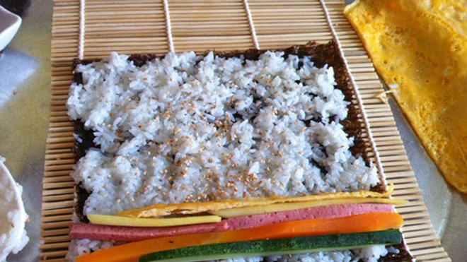 Có cách nào làm cơm cuộn rong biển cho bé dễ ăn hơn không?
