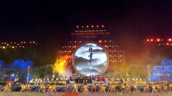 Hàng nghìn người dân đội mưa dự lễ 990 năm Thanh Hóa