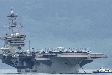 Vì sao Mỹ không sơ tán thủy thủ mắc Covid-19 trên tàu sân bay?
