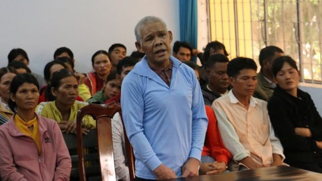 Cha già cầm dao cắt cổ con trai ở Đắk Lắk bị tuyên án 8 năm tù