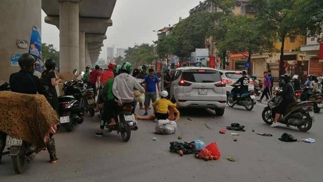 Hà Nội: Ôtô “điên” tông hàng loạt xe máy ở đường Hồ Tùng Mậu, 5 người bị thương