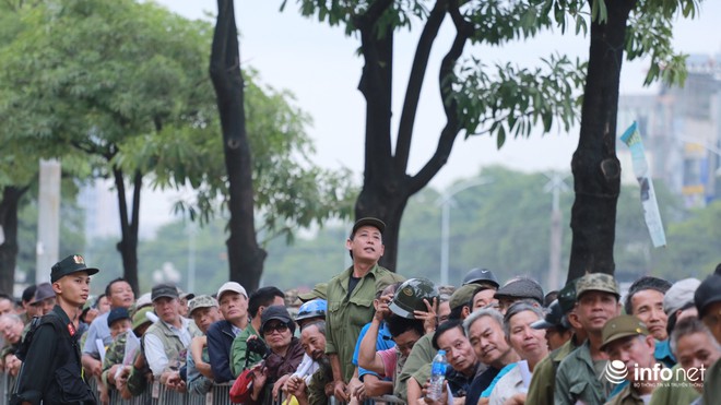 Hàng trăm người tự xưng 'thương binh xịn' đến xếp hàng mua vé trận Việt Nam - UAE