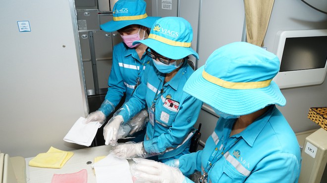 Cận cảnh quy trình vệ sinh khử trùng tàu bay nội địa của Vietnam Airlines