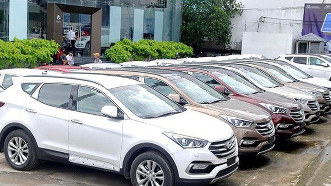 Ô tô giảm giá trăm triệu đến Tết: Khách hàng hết cảnh xếp hàng chờ mua xe