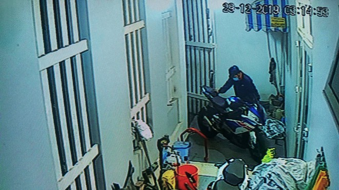 Camera an ninh ghi hình ảnh nhóm nam nữ táo tợn cắt khóa tiệm vàng, trộm xe BMW