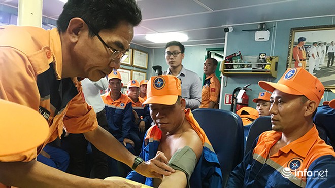 Đà Nẵng: Vượt hơn 200 hải lý trong đêm cứu 52 ngư dân gặp nạn tại Hoàng Sa