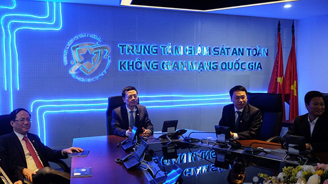 Bộ trưởng Nguyễn Mạnh Hùng kiểm tra công tác đảm bảo thông tin liên lạc Tết Canh Tý