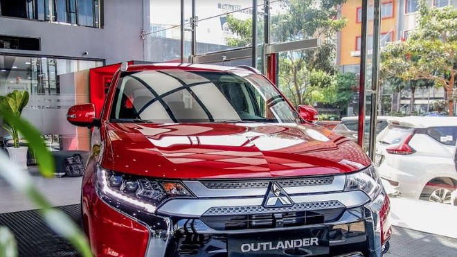 Mitsubishi Pajero Sport giảm giá “sập sàn” ở đại lý