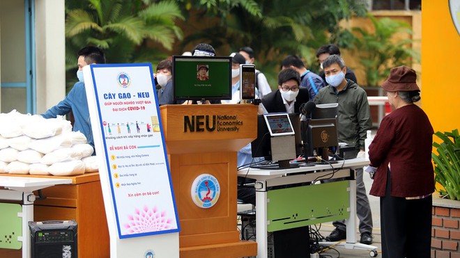 'ATM gạo' thông minh ở Hà Nội nhận diện hàng trăm khuôn mặt người tới nhận