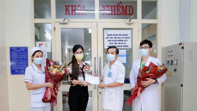 Khoảnh khắc Tiên Nguyễn bình phục gây chú ý với cây hàng hiệu đúng chuẩn Rich kid