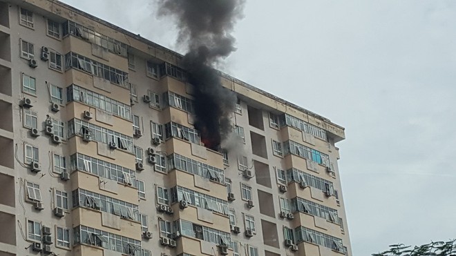 Đang cháy chung cư tại Nam Trung Yên, Hà Nội