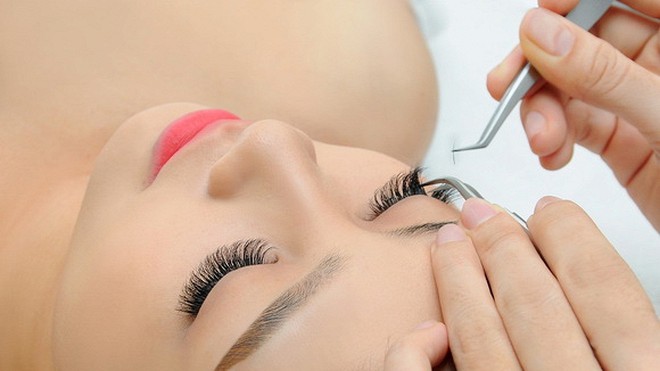 Làm đẹp tại nhà mùa dịch Covid-19, xin đừng nếu không muốn bị 'bế đi' cách ly