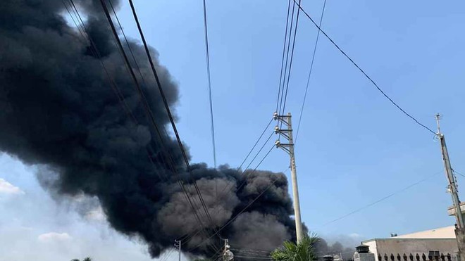 Đồng Nai: Cháy dữ dội tại xưởng mút, khói ngút trời
