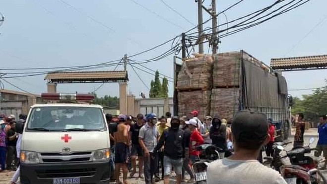 Đồng Nai: Trèo lên mở bạt thùng xe tải, tài xế bị điện giật nguy kịch
