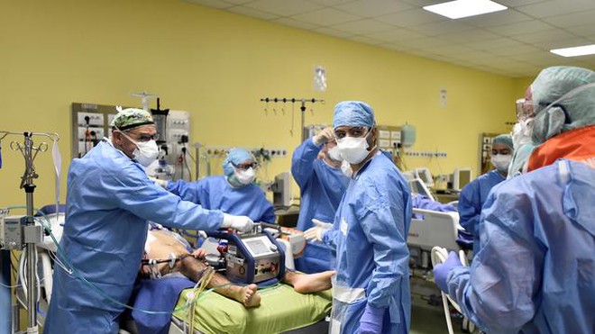 Bên trong phòng điều trị bệnh nhân Covid-19 thể nặng ở Milan, nước Ý
