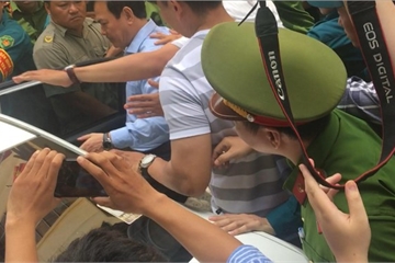 Nguyễn Hữu Linh bị "quây kín" khi rời tòa án