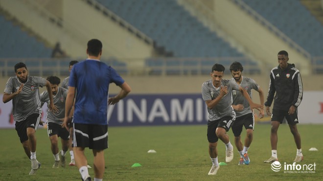 Cận cảnh các cầu thủ đội tuyển UAE trên sân Mỹ Đình trước giờ bóng lăn