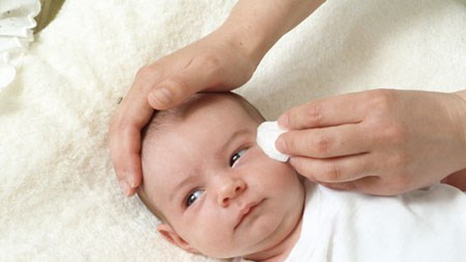 Tác dụng phụ và cách sử dụng thuốc nhỏ mắt Tobrex có khác nhau giữa trẻ sơ sinh và người lớn không?
