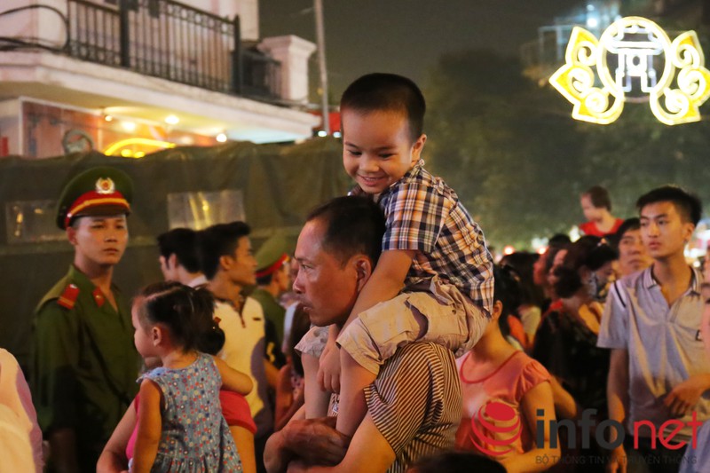 Bờ Hồ chật cứng tối 10/10, phố cổ gửi 50.000 đồng/xe máy - ảnh 13