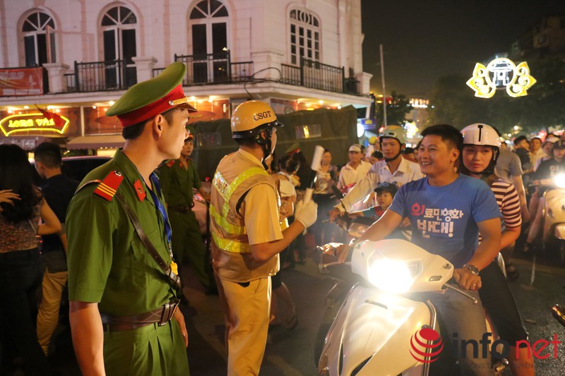 Bờ Hồ chật cứng tối 10/10, phố cổ gửi 50.000 đồng/xe máy - ảnh 14