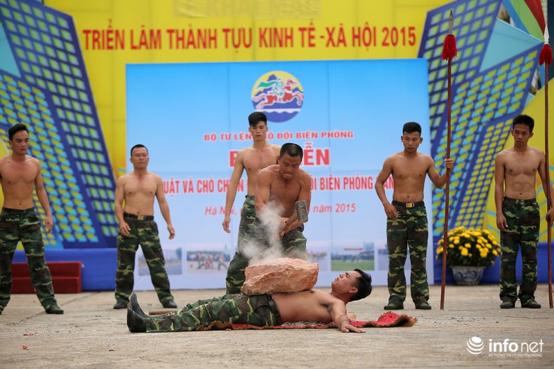 Pha biểu diễn tuyệt kỹ đánh bắt tội phạm của Bộ đội Biên phòng - ảnh 10