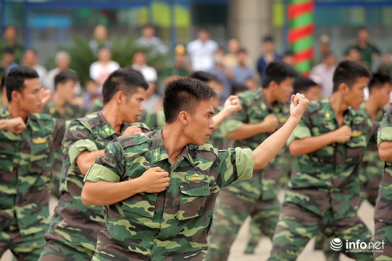 Pha biểu diễn tuyệt kỹ đánh bắt tội phạm của Bộ đội Biên phòng - ảnh 1