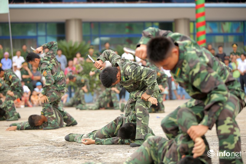 Pha biểu diễn tuyệt kỹ đánh bắt tội phạm của Bộ đội Biên phòng - ảnh 2