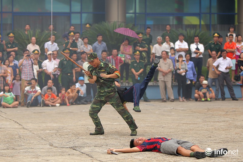 Pha biểu diễn tuyệt kỹ đánh bắt tội phạm của Bộ đội Biên phòng - ảnh 7