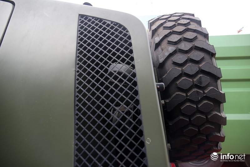 Cận cảnh xe chống đạn RAM-MKIII của lực lượng an ninh Việt Nam - ảnh 3