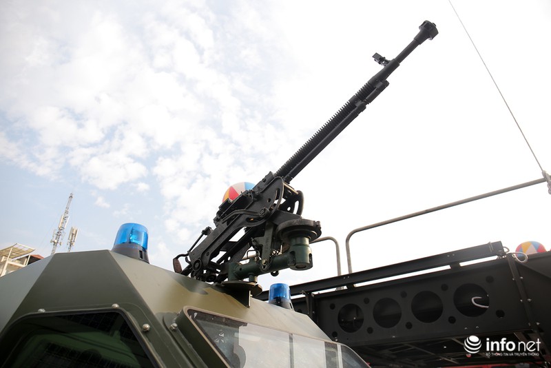 Cận cảnh xe chống đạn RAM-MKIII của lực lượng an ninh Việt Nam - ảnh 8