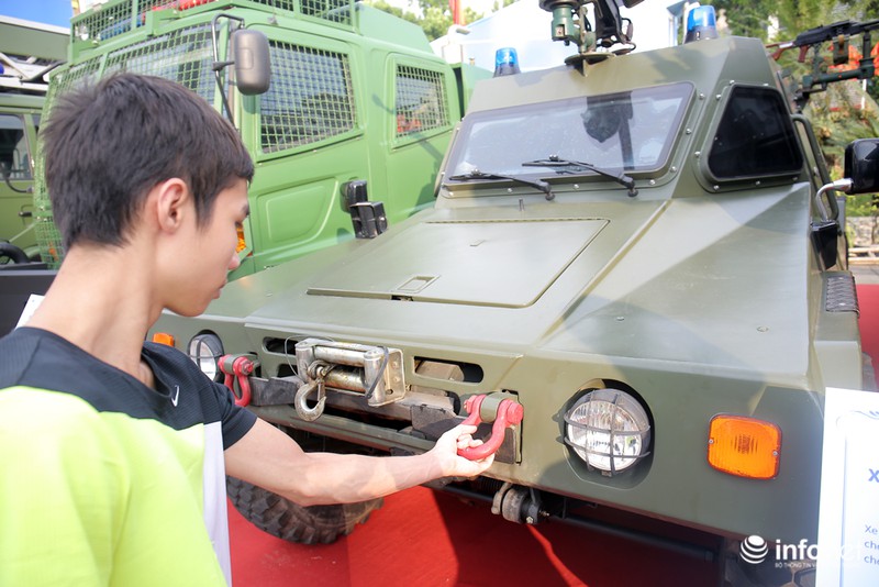 Cận cảnh xe chống đạn RAM-MKIII của lực lượng an ninh Việt Nam - ảnh 9