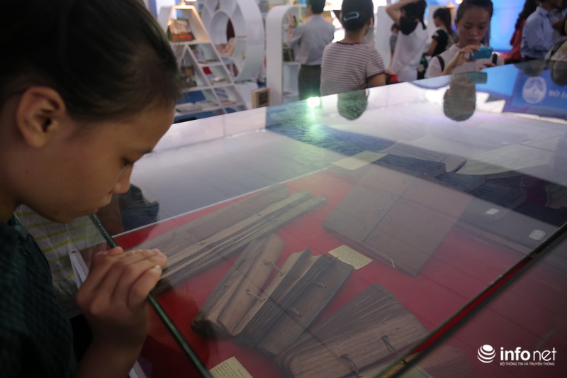 Tận mắt ngắm tư liệu cổ ngành xuất bản - ảnh 9