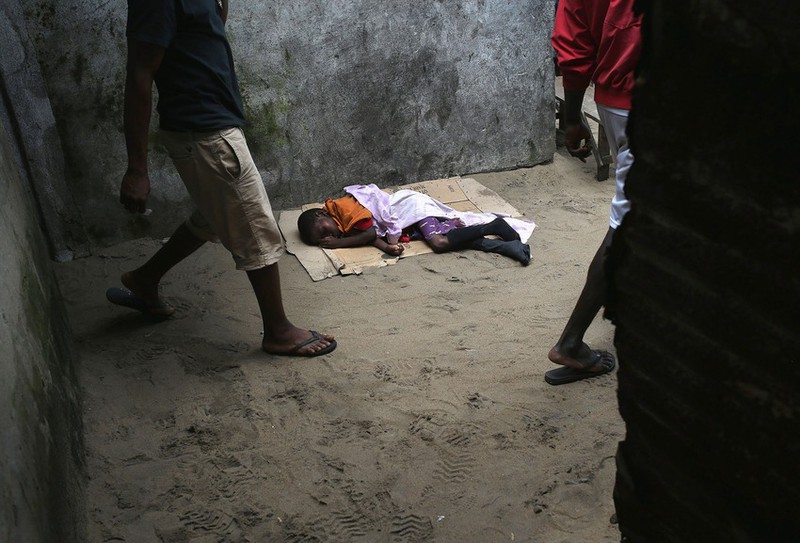 Liberia: Cách ly hàng vạn người để ngăn bệnh Ebola lây lan - ảnh 3