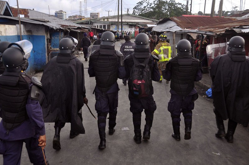 Liberia: Cách ly hàng vạn người để ngăn bệnh Ebola lây lan - ảnh 5