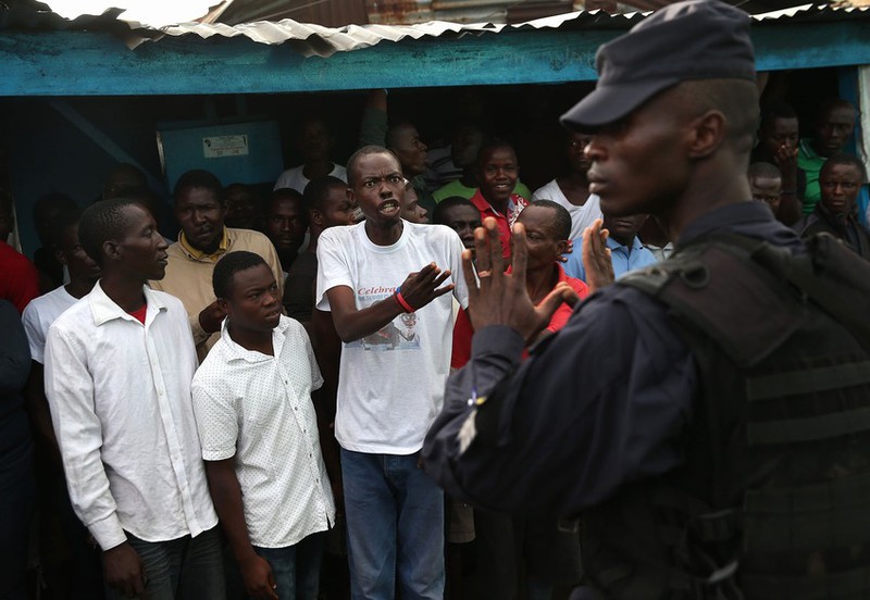 Liberia: Cách ly hàng vạn người để ngăn bệnh Ebola lây lan - ảnh 6