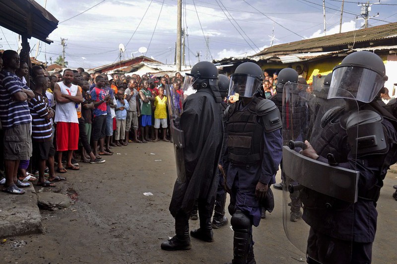 Liberia: Cách ly hàng vạn người để ngăn bệnh Ebola lây lan - ảnh 7