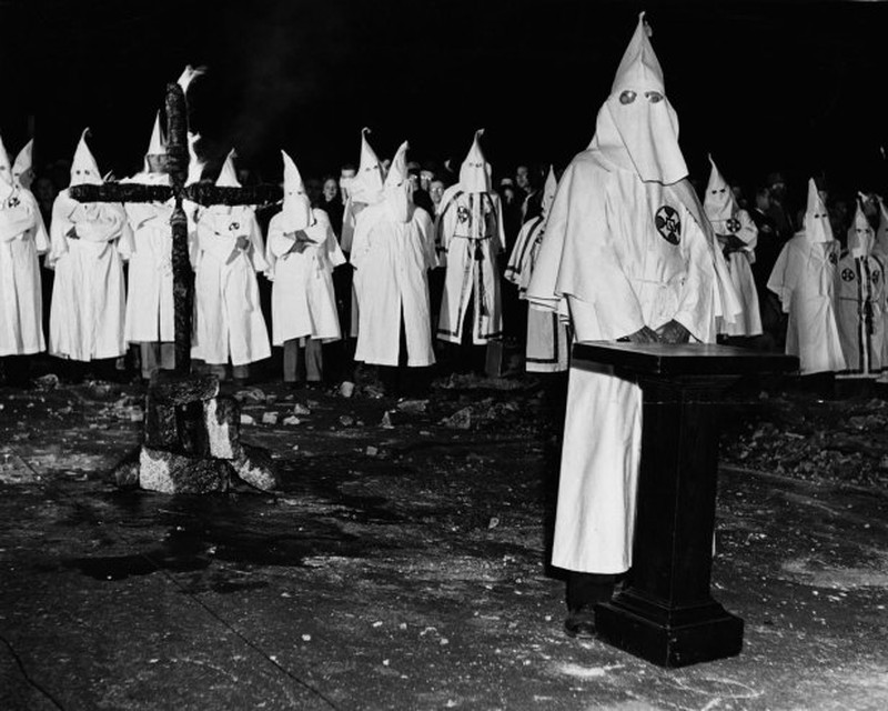 Hình ảnh hành lễ bí ẩn của hội Ku Klux Klan những năm 1940 - ảnh 1