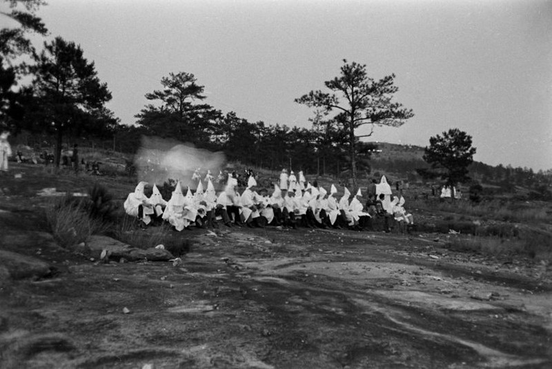Hình ảnh hành lễ bí ẩn của hội Ku Klux Klan những năm 1940 - ảnh 16