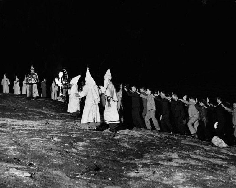 Hình ảnh hành lễ bí ẩn của hội Ku Klux Klan những năm 1940 - ảnh 6