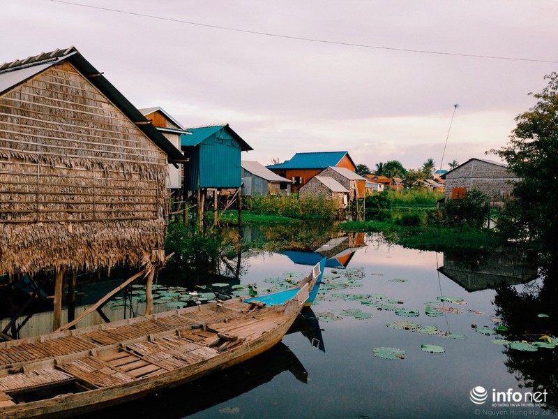 Ngắm cảnh yên bình của ngôi làng người Việt dọc bờ Biển Hồ - ảnh 1