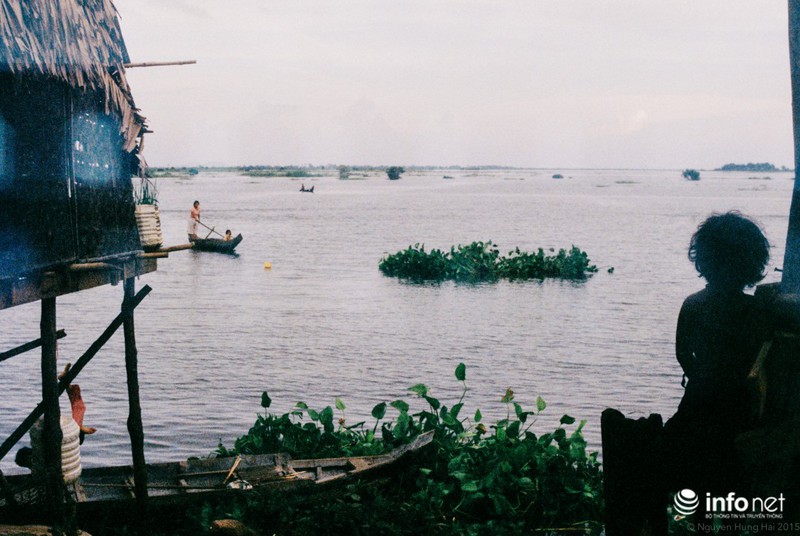 Ngắm cảnh yên bình của ngôi làng người Việt dọc bờ Biển Hồ - ảnh 10
