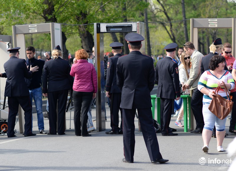 Muôn kiểu xem duyệt binh Ngày Chiến thắng của dân Nga - ảnh 1
