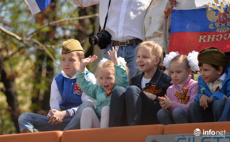 Muôn kiểu xem duyệt binh Ngày Chiến thắng của dân Nga - ảnh 10